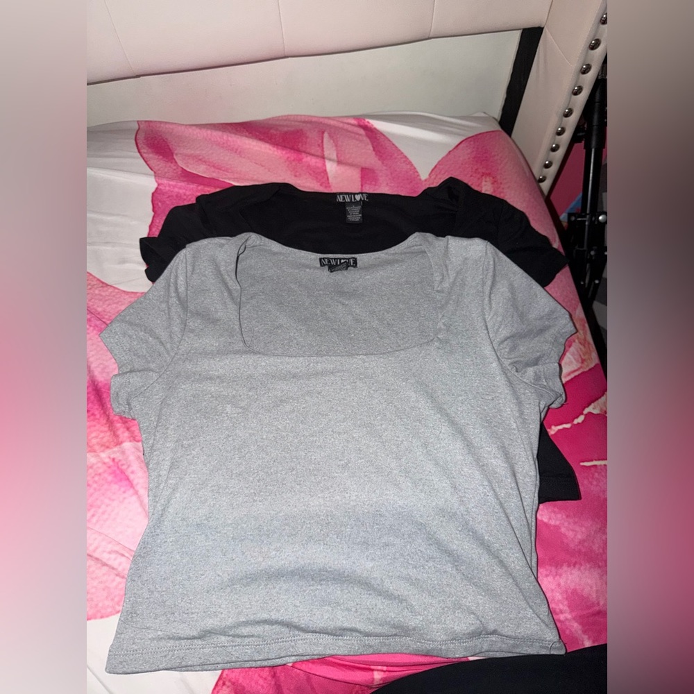 Large grey and black cropped tops 13$